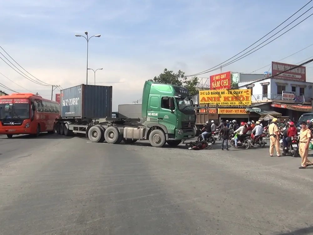 Xe container cuốn người phụ nữ và phương tiện vào gầm trên Quốc lộ 1A. 